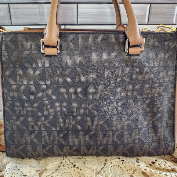 MK Michael Kors Kellen MD satchel. Brown signature color, used/ excellent condt - Picture 12 of 16
